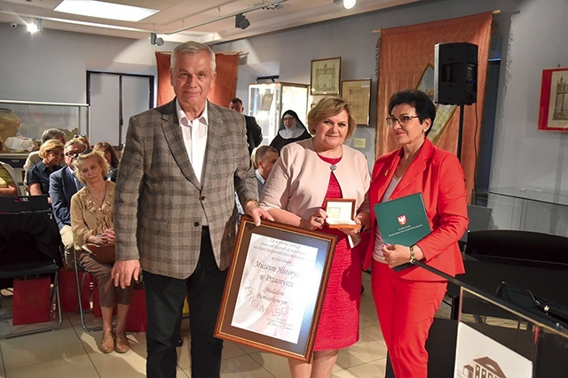 	Medal Pro Masovia dla placówki, która poza działalnością wystawową organizuje m.in. warsztaty, lekcje muzealne, gry dydaktyczne.