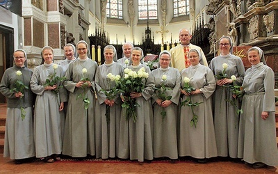 ▲	Parafianie obdarowali misjonarki 36 białymi różami – po jednej dla każdej, która w ciągu tych lat pracowała w katedrze.