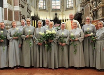 ▲	Parafianie obdarowali misjonarki 36 białymi różami – po jednej dla każdej, która w ciągu tych lat pracowała w katedrze.