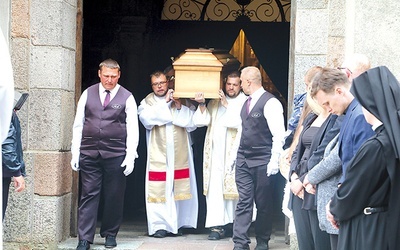 	Po Mszy św. kondukt podążył na cmentarz parafialny, gdzie ciało zmarłego księdza spoczęło w grobowcu salezjańskim.