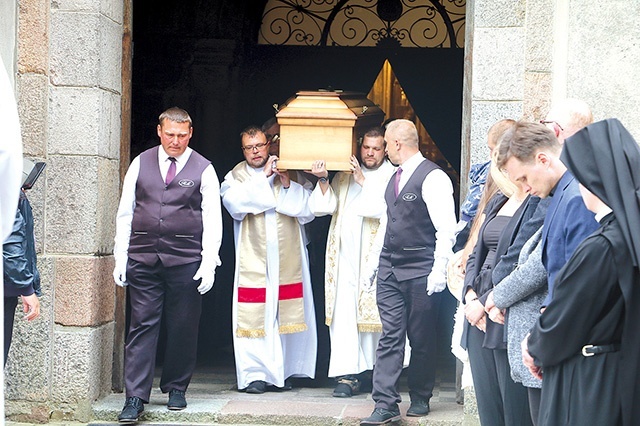 	Po Mszy św. kondukt podążył na cmentarz parafialny, gdzie ciało zmarłego księdza spoczęło w grobowcu salezjańskim.