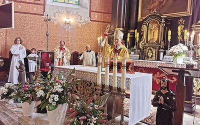 	Błogosławieństwo relikwiami, które po zakończeniu liturgii wierni mogli ucałować.