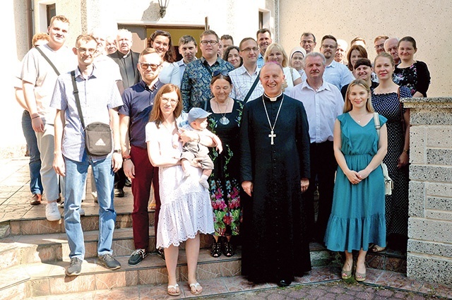 	Wspólne zdjęcie z bp. Markiem Solarczykiem, który wziął udział w spotkaniu.