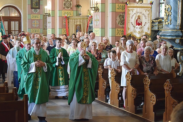 	Relikwiarz niósł w procesji proboszcz ks. Jan Kardaś.