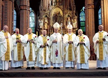 ▲	Jubilaci z biskupami i proboszczem katedry. 