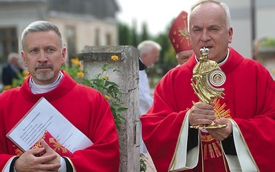 ▲	Proboszcz parafii ks. Jarosław Siuchta z relikwiarzem.