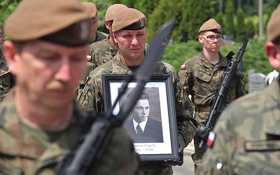 ▲	Śląscy terytorialsi nieśli trumny i zdjęcia – tu z fotografią Antoniego Fojcika z Rybnika.