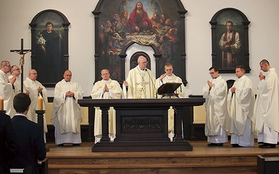 ▲	Mszy św. w seminaryjnej kaplicy przewodniczył arcybiskup katowicki.