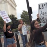 4 października 2021 r. Kristin Turner (pierwsza z prawej) uczestniczy w proteście przeciwko aborcji przed Sądem Najwyższym w Waszyngtonie. Jeszcze wtedy była ateistką.