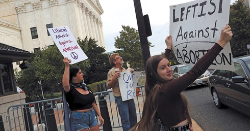 4 października 2021 r. Kristin Turner (pierwsza z prawej) uczestniczy w proteście przeciwko aborcji przed Sądem Najwyższym w Waszyngtonie. Jeszcze wtedy była ateistką.