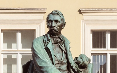 Aleksander Fredro jest jednym z klasyków polskiej literatury. Jego pomnik, pierwotnie ustawiony we Lwowie, został przeniesiony do Wrocławia.