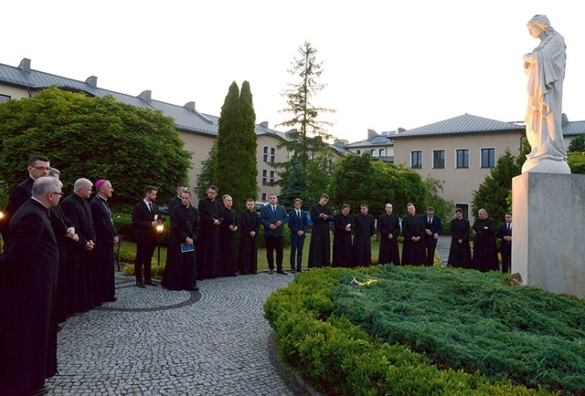 ▲	Wieczorny Apel Jasnogórski przy figurze MB Jazłowieckiej.