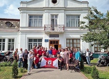 Uczestnicy rajdu przed Muzeum Potockich w Antoninach w obwodzie chmielnickim.