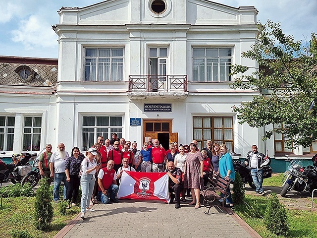 Uczestnicy rajdu przed Muzeum Potockich w Antoninach w obwodzie chmielnickim.