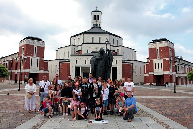 ▲	Uczestnicy przed sanktuarium św. Jana Pawła II w Krakowie.