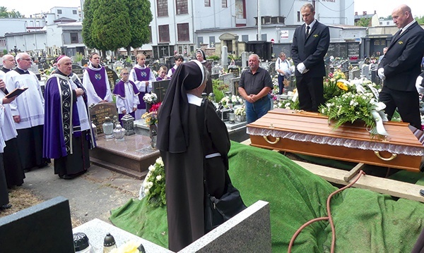 ▲	Znaną bielską katechetkę pożegnano 5 lipca w Białej.