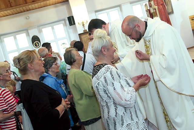 	Wiele osób szukało wsparcia w sakramentalnej posłudze kapłanów.