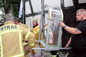 	Figurę pożegnano po Mszy św. Orszak odprowadziły samochody strażackie na sygnale.