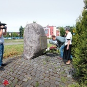 ▲	Złożenie kwiatów pod pomnikiem. 