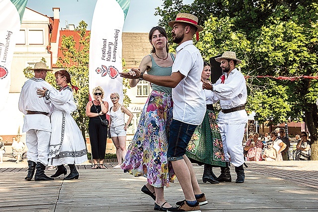 ▲	Były mazurki, polki, oberki, a nawet tańce z miotłą.