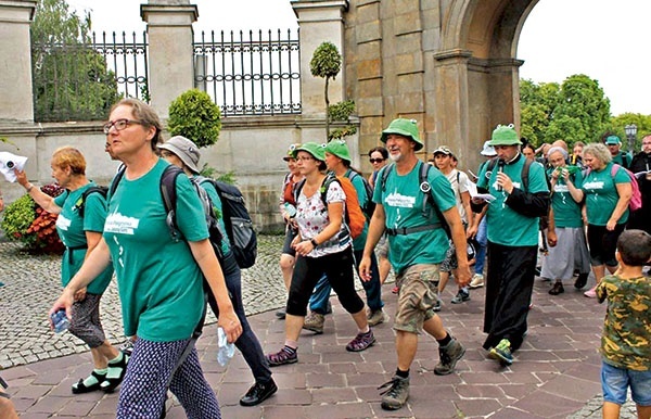 ▲	Ubiegłoroczne wejście pielgrzymów  na jasnogórski szczyt.