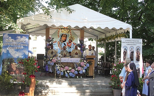 Maryja jest tu nazywana m.in. Niebieską Panią.