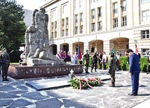 Pomnik na terenie kampusu Politechniki Wrocławskiej upamiętnia ofiary mordu, który był zaplanowaną i zorganizowaną akcją likwidacji polskich elit.