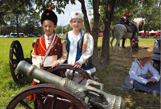 Helena i Jeremi,  w dawnych polskich strojach, uczestniczą  w paradach  od najmłodszych lat.