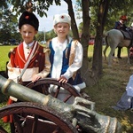 Helena i Jeremi,  w dawnych polskich strojach, uczestniczą  w paradach  od najmłodszych lat.