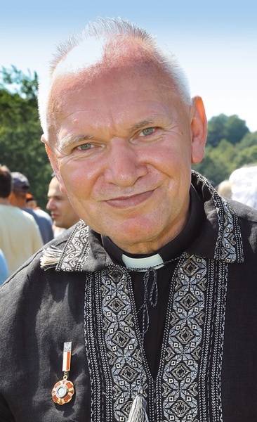Ksiądz Józef Obój otrzymał od ministra kultury order Zasłużony dla Kultury Polskiej.