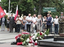 ▲	Przed Grobem Nieznanego Żołnierza złożono kwiaty. Z mikrofonem Bogusław Stańczuk. Z prawej ks. ppłk Łukasz Hubacz.