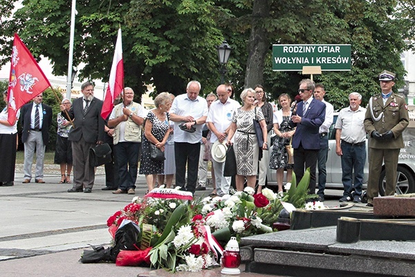 ▲	Przed Grobem Nieznanego Żołnierza złożono kwiaty. Z mikrofonem Bogusław Stańczuk. Z prawej ks. ppłk Łukasz Hubacz.