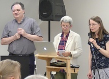 ▲	Włoski wykładowca oraz Ewa Sordyl i Danuta Jęczmyk OV – inicjatorki spotkania.