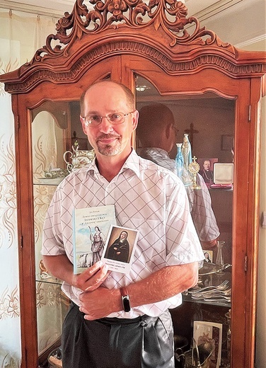 ▲	Badacz świątobliwej tercjarki ze swoją najnowszą publikacją o niej.