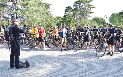 ▲	Cykliści wyruszyli w trasę sprzed gdańskiego sanktuarium MB Fatimskiej.