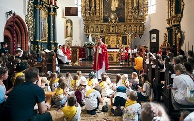 ▲	Z oazowiczami w Żukowie spotkał się bp Piotr Przyborek. 