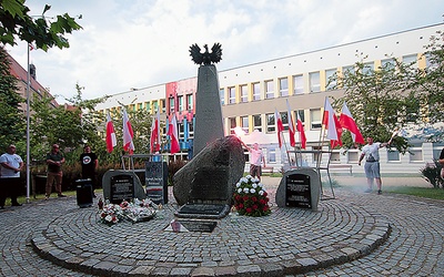 ▲	Przy pomniku Polskiego Państwa Podziemnego Żołnierzy Armii Krajowej. 