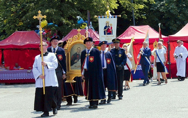 ▲	W procesji niesiony był obraz patrona parafii i miasta.