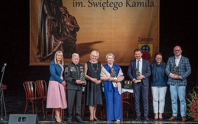 ▲	Tegoroczni laureaci z zabrzańską prezydent Małgorzatą Mańką-Szulik i przewodniczącą Rady Miasta Łucją Chrzęstek- -Bar.