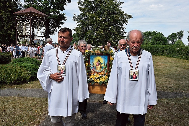 W Bednarach w procesji niesiony był feretron z wizerunkiem MB Szkaplerznej.