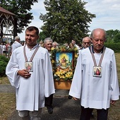 W Bednarach w procesji niesiony był feretron z wizerunkiem MB Szkaplerznej.