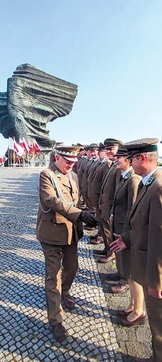 ▼	Zgromadzeni przeszli pod Pomnik Powstań Śląskich.