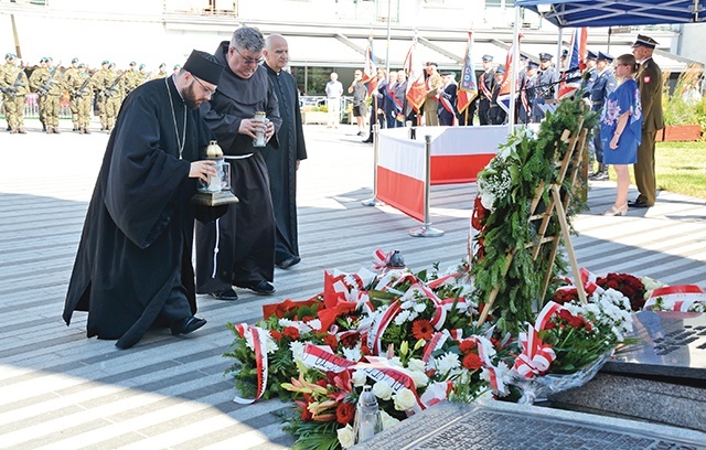 	Znicze wspólnie złożyli duchowni Kościołów rzymskokatolickiego i greckokatolickiego.