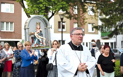 ▲	Biskup wprowadza figurę do świątyni katedralnej.