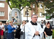 ▲	Biskup wprowadza figurę do świątyni katedralnej.