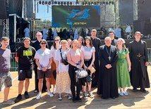 ▲	Bp Jacek Kiciński w Kokotku z młodzieżą i kapłanami.