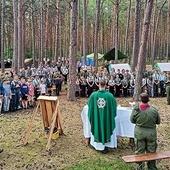 ▲	Niedzielna Msza św. przy stole eucharystycznym wykonanym  przez harcerzy.