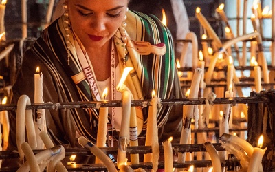 Zapalanie świec wotywnych towarzyszy modlitwie pielgrzymów przed wizerunkiem Matki Bożej. Pielgrzymka „El Rocio” co roku przyciąga do sanktuarium maryjnego w Almonte tysiące wiernych, przede wszystkim z Andaluzji.
28.05.2023 Sanktuarium El Rocio, Almonte, Hiszpania