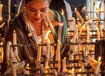 Zapalanie świec wotywnych towarzyszy modlitwie pielgrzymów przed wizerunkiem Matki Bożej. Pielgrzymka „El Rocio” co roku przyciąga do sanktuarium maryjnego w Almonte tysiące wiernych, przede wszystkim z Andaluzji.
28.05.2023 Sanktuarium El Rocio, Almonte, Hiszpania