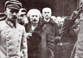 Naczelnik Państwa Józef Piłsudski (pierwszy z lewej), premier Ignacy Paderewski (drugi z lewej), minister spraw wewnętrznych Stanisław Wojciechowski (trzeci z lewej) oraz adiutant Naczelnika Państwa porucznik Tadeusz Kasprzycki (pierwszy z prawej) po uroczystym nabożeństwie w katedrze św. Jana w Warszawie 9.02.1919 r.